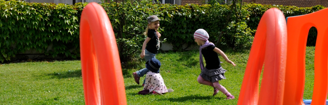 Spielende Kinder auf Wiese